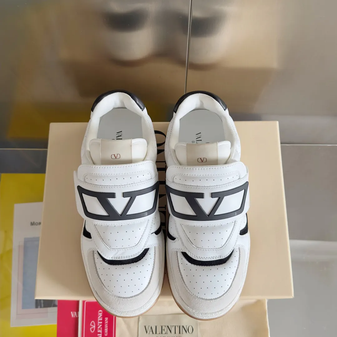 [Valentino] P: 880💰 Couple model, size: ▪️Size: Women's model 35-40 / Men's model 39-44 (45 customized) Valentino Valentino Couple model Joie de Jouer series Velcro Thick sole Bread shoes Couple model Casual sports shoes White shoes Original purchase and development Production Joie de Jouer series The style is simple but not out of style. The pure white base is paired with fresh green and soft beige, and the unique Velcro design highlights your personality. Every detail tells the fashion and quality. Wear it, take a confident step, and start the fashion journey. Exquisite packaging at the delivery counter🛍📦 ▪️Fabrics: Original custom imported first-layer cowhide ▪️Inner lining: Original custom-made soft sheepskin lining ▪️Outsole: Original open-molded anti-slip TPU material ▪️Sole thickness: 3.5CM